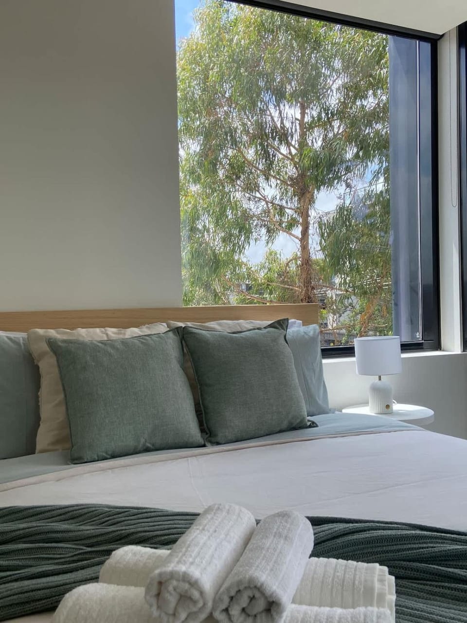 Executive Stay Quiet 2BR 2BA Study Tram at Door Secure Parking Apartment in Melbourne