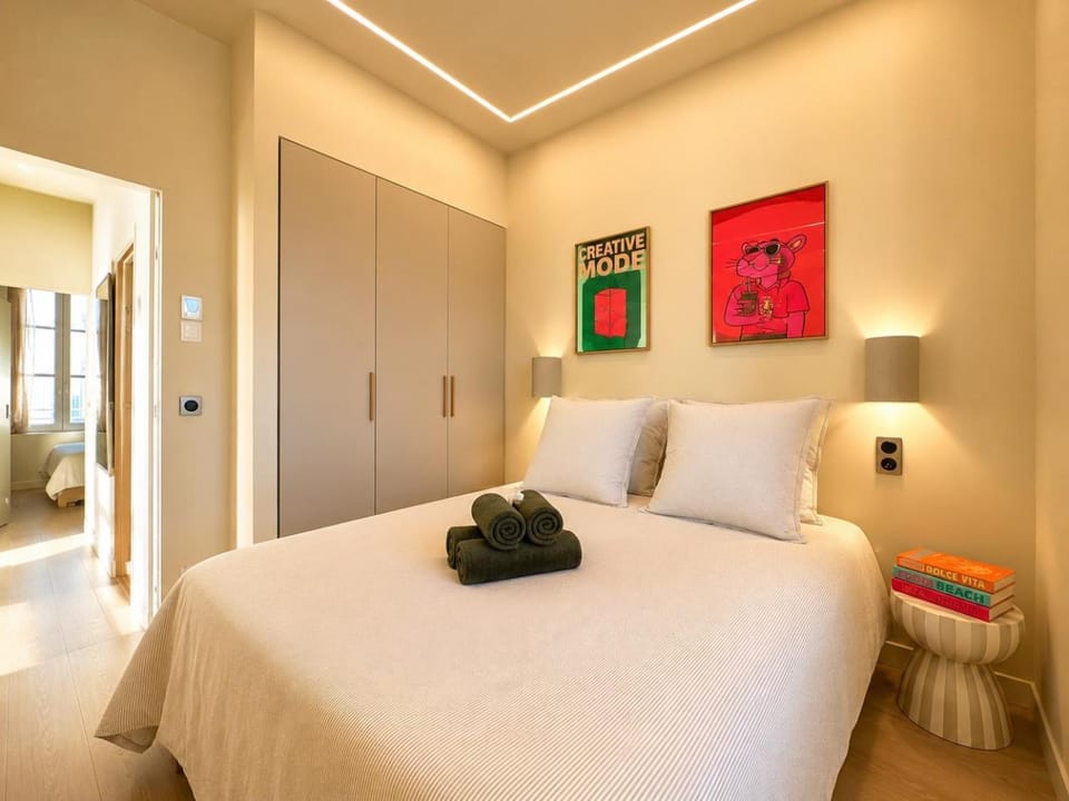MONACO - MENTON - SEA VIEW - FULL CLIM - 2 BEDROOMS - PREMIUM LOCATION - LUXURY RENOVATED - PARKING - BALCONY - BEAcH and SUN Apartment in Menton