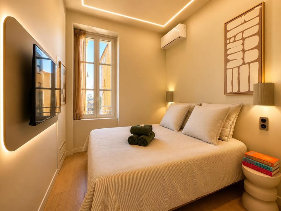 MONACO - MENTON - SEA VIEW - FULL CLIM - 2 BEDROOMS - PREMIUM LOCATION - LUXURY RENOVATED - PARKING - BALCONY - BEAcH and SUN Apartment in Menton
