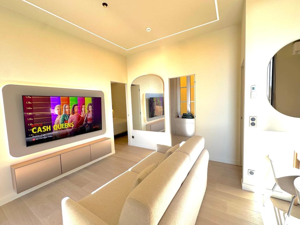 NEW - MONACO - MENTON - SEA VIEW - PREMIUM LOCATION - 2 BEDROOMS- LUXURY RENOVATED - PARKING - CLIM - BALCONY - BEAcH and SUN Apartment in Menton