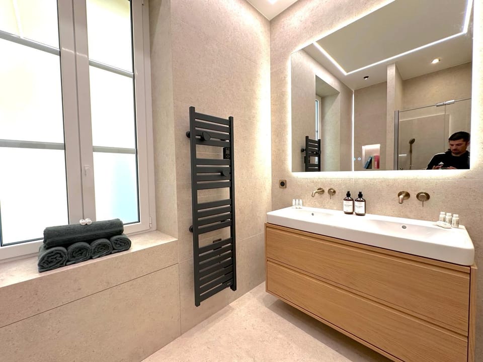 NEW - MONACO - MENTON - SEA VIEW - PREMIUM LOCATION - 2 BEDROOMS- LUXURY RENOVATED - PARKING - CLIM - BALCONY - BEAcH and SUN Apartment in Menton