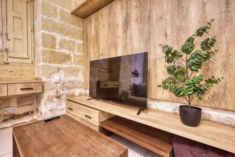 Cosy Home steps from Marina and seafront House in Malta