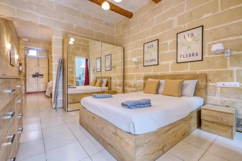 Cosy Home steps from Marina and seafront House in Malta