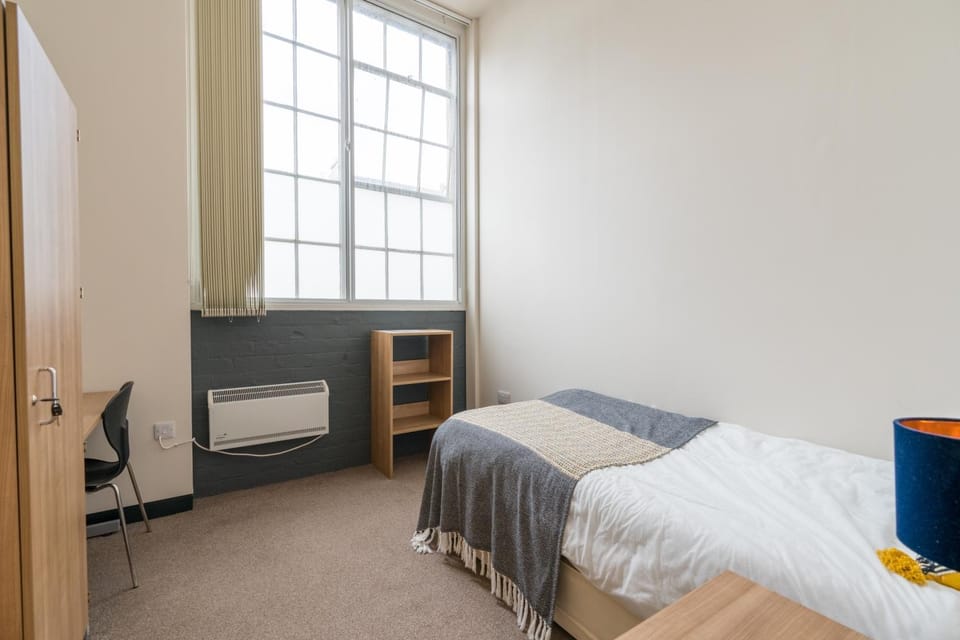 Bed, Seating area, wardrobe