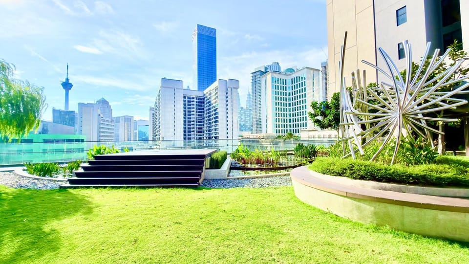 Property building, Nearby landmark, Communal lounge/ TV room, Garden, City view, Garden view