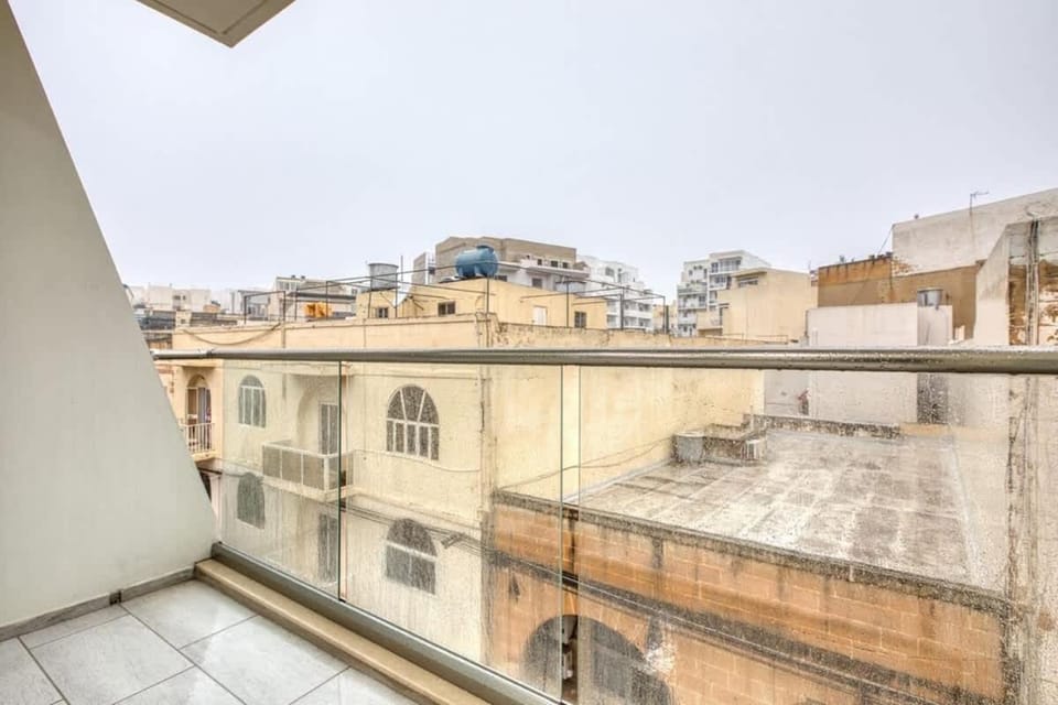 Suite with Balcony and easy access to main towns Apartment in Malta