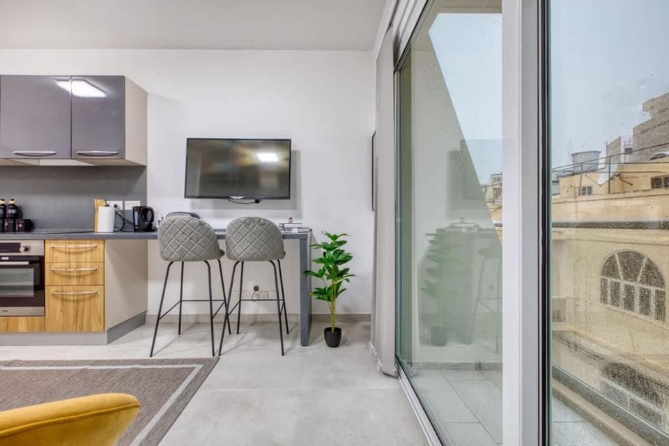 Suite with Balcony and easy access to main towns Apartment in Malta