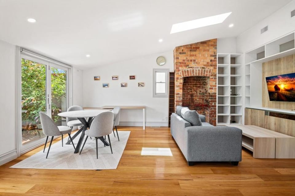 Renovated Victorian Home with Garden, Brunswick House in Melbourne