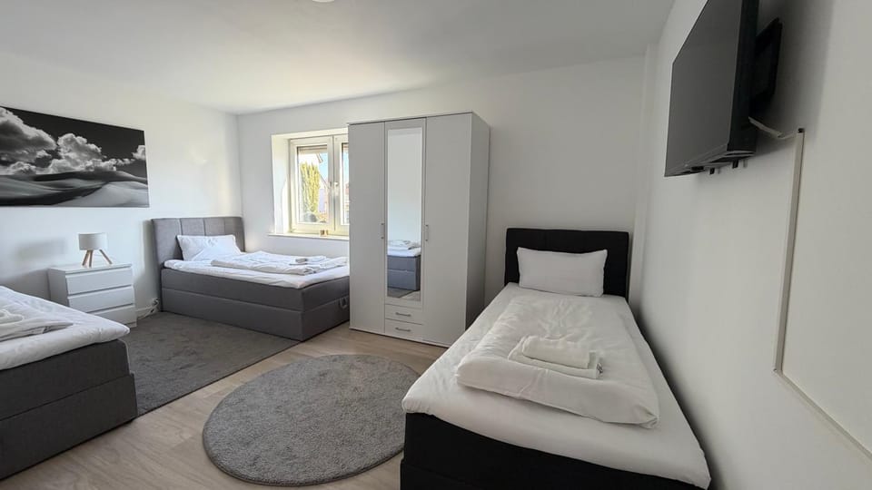 Bed, TV and multimedia, Photo of the whole room, Bedroom, towels