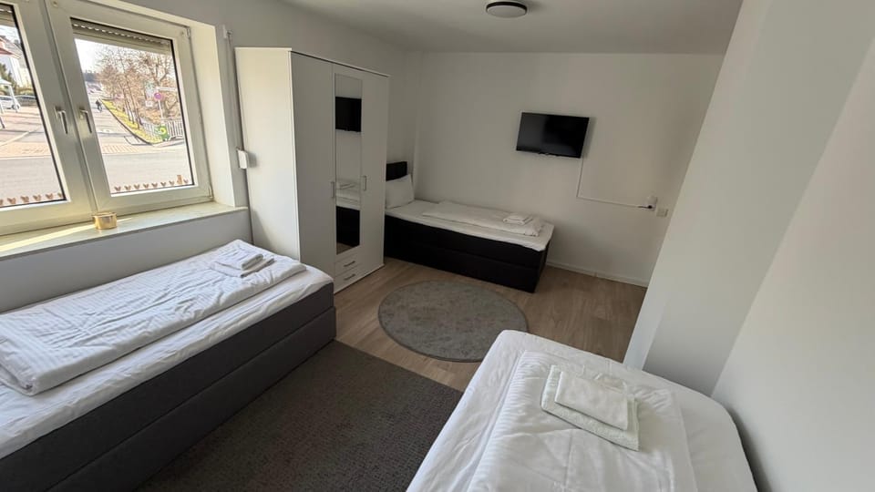Bed, TV and multimedia, Photo of the whole room, Bedroom, towels