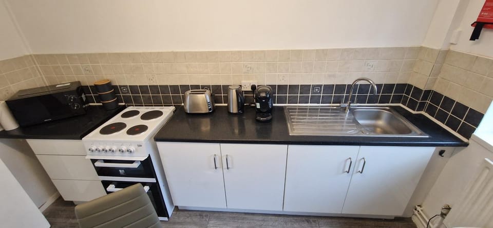 Coffee/tea facilities, microwave, oven, kitchen