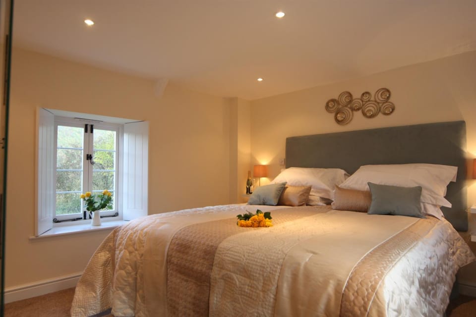 Bed, View (from property/room), Bedroom, Landmark view