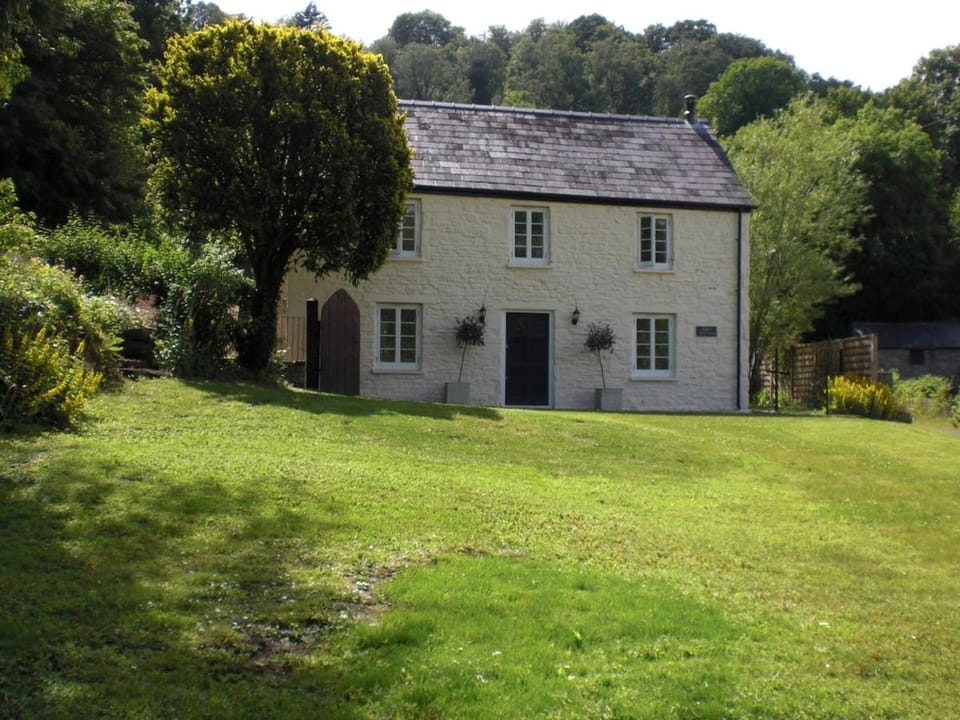 Property building, Day, Natural landscape, Garden, Garden view, Landmark view