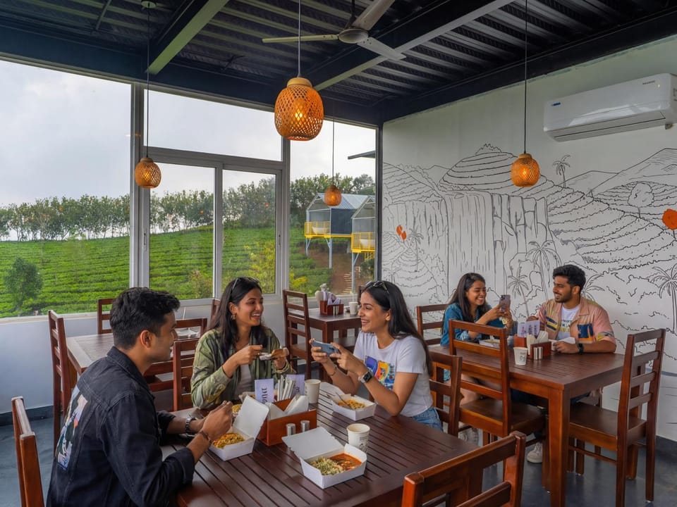Restaurant/places to eat, People, Food and drinks, Dining area, Food, Lunch, Dinner