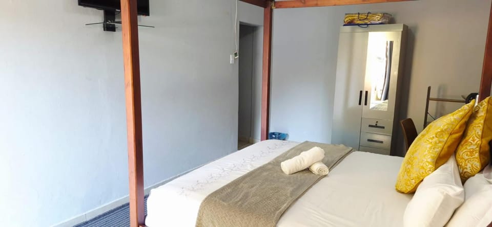 Bed, TV and multimedia, Photo of the whole room, Bedroom, towels, wardrobe