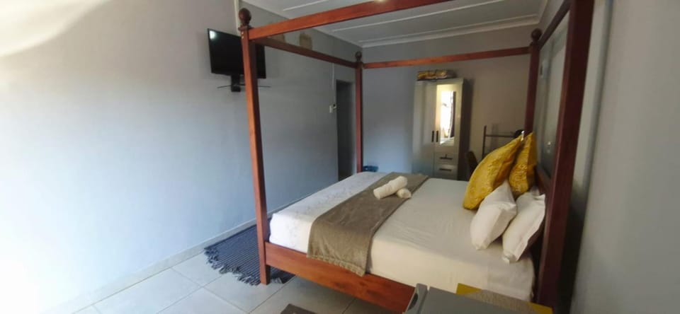 Bed, TV and multimedia, Photo of the whole room, Bedroom, towels