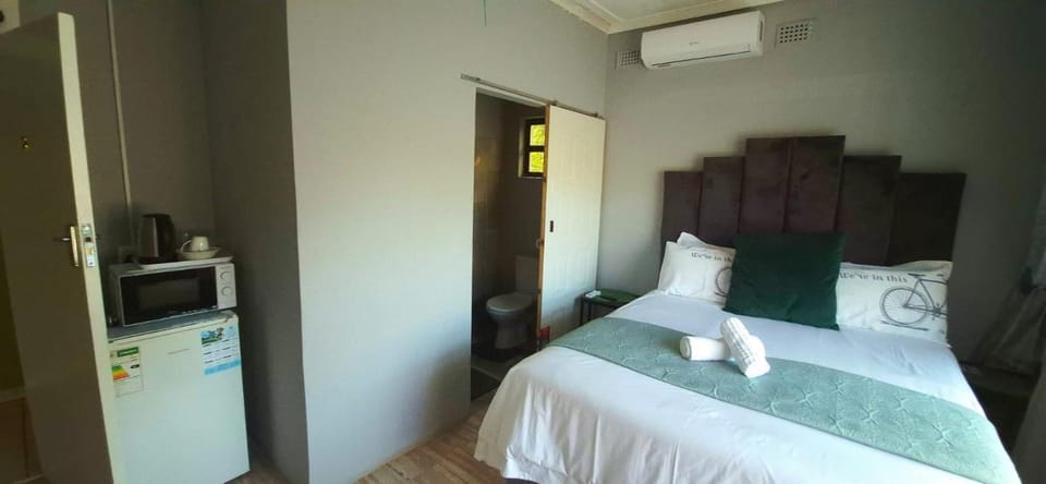 Bed, Bathroom, TV and multimedia, Photo of the whole room, Bedroom, minibar, air conditioner