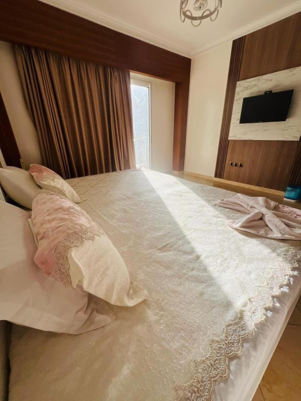 Bed, TV and multimedia, Bedroom