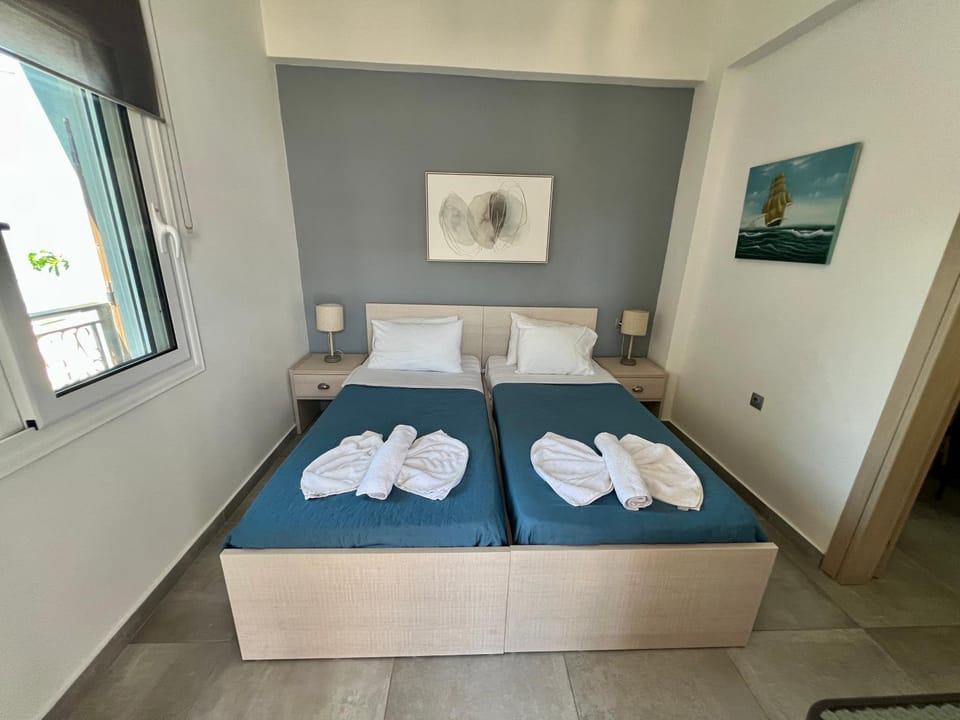 Bed, Photo of the whole room, Bedroom, towels