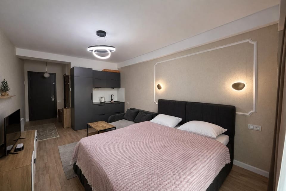 Bed, TV and multimedia, Living room, Photo of the whole room, Seating area, Bedroom