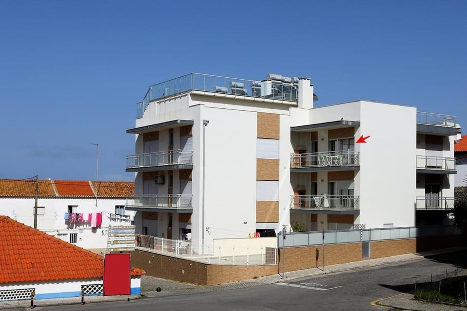 Light House with swimming pool Apartment in Nazaré