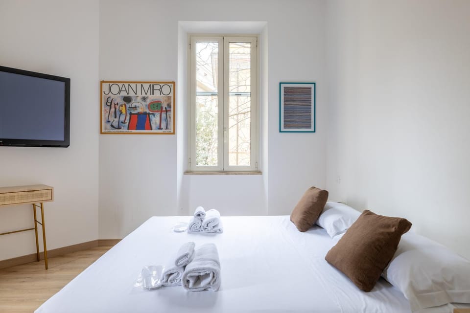Bed, TV and multimedia, Photo of the whole room, Bedroom, towels