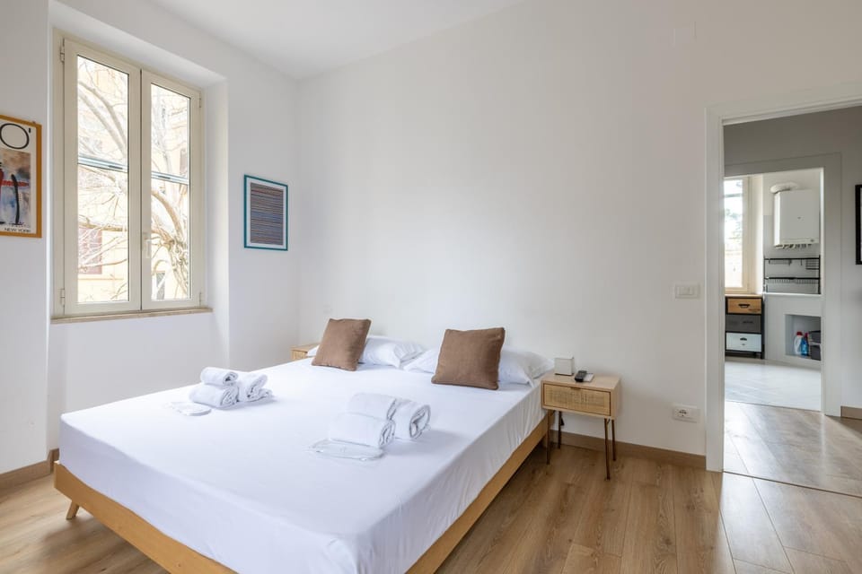 Bed, Photo of the whole room, Bedroom, towels