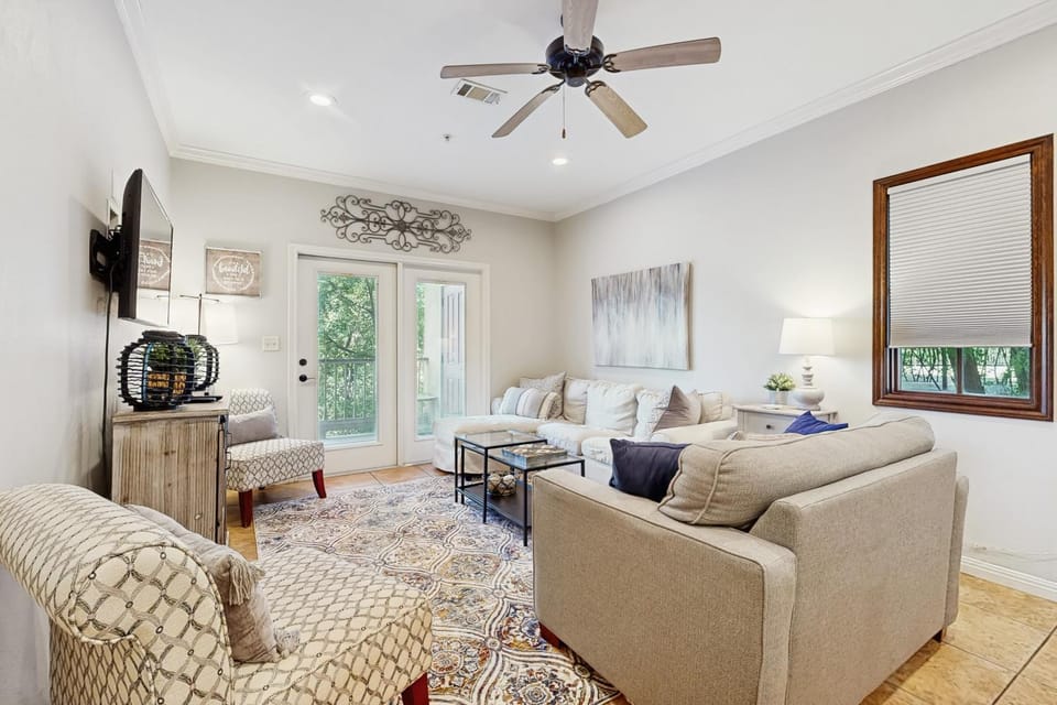 Gruene Riverfront 1st fl condo - pool & river access & walking distance to Gruene Hall House in Gruene