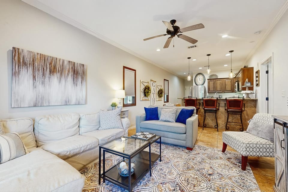 Gruene Riverfront 1st fl condo - pool & river access & walking distance to Gruene Hall House in Gruene