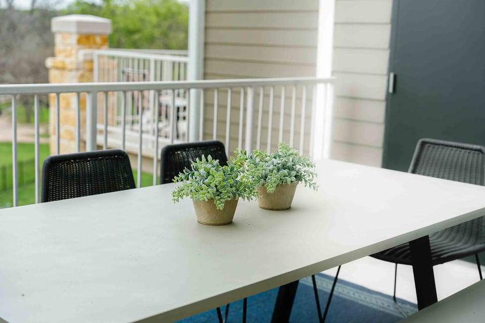 Luxury Condo on Guadalup River-5 Star Amenities-Walk to Gruene House in New Braunfels