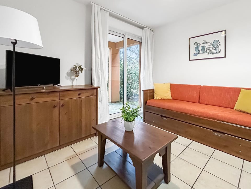 Séjour familial RDC, parking, piscine chauffée Apartment in Occitanie