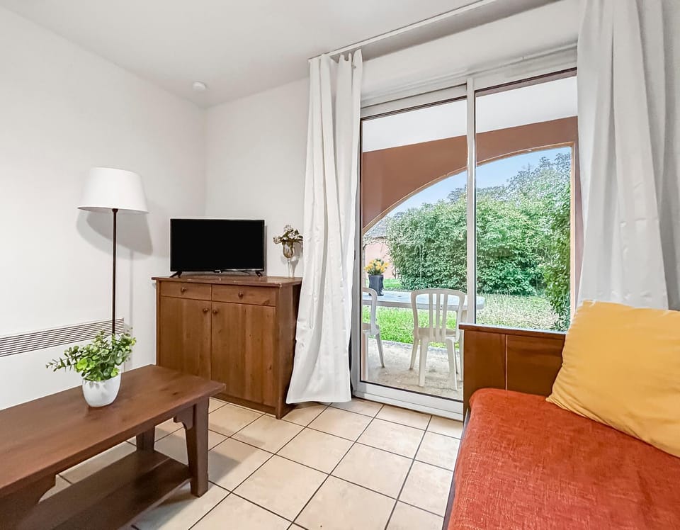 Séjour familial RDC, parking, piscine chauffée Apartment in Occitanie