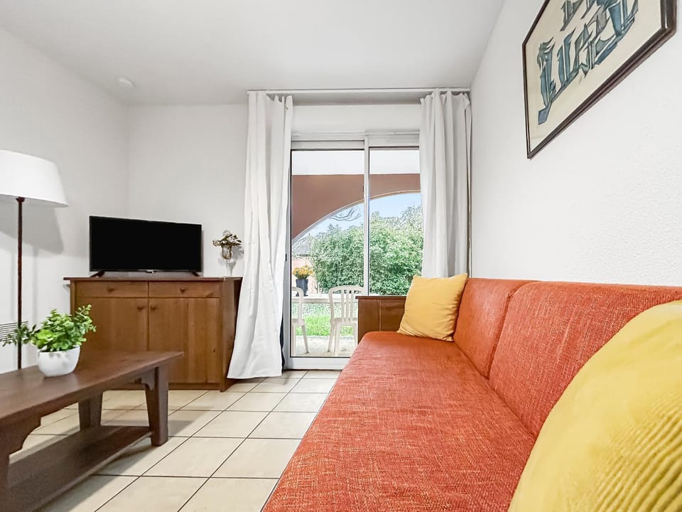 Séjour familial RDC, parking, piscine chauffée Apartment in Occitanie