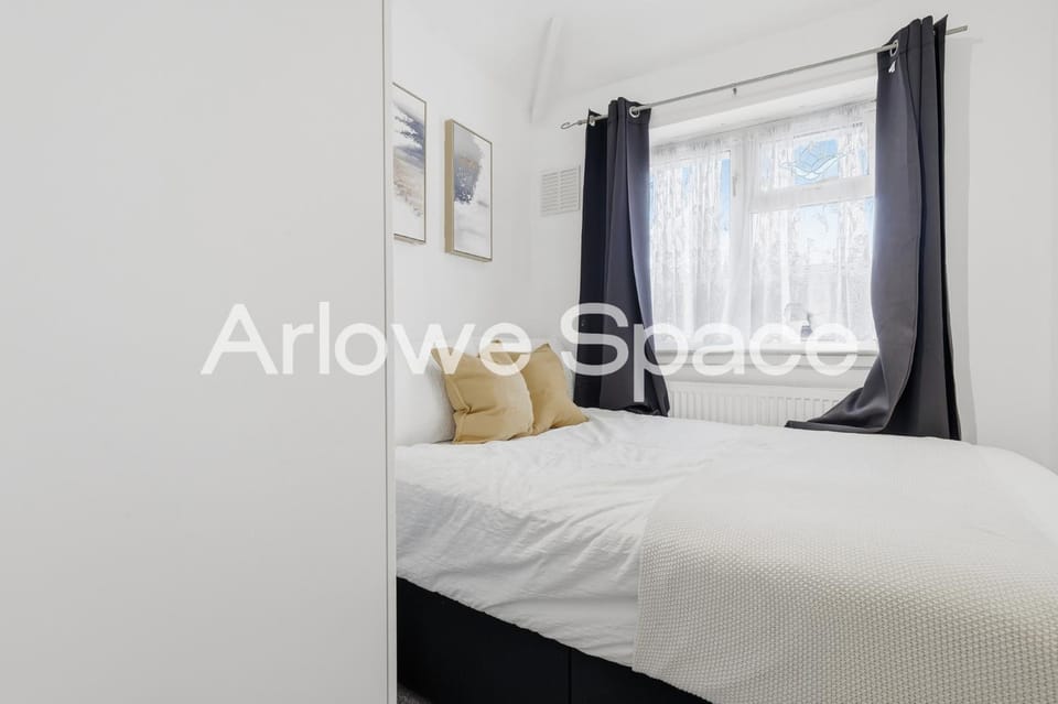 Spacious 4BR House Near Dagenham Heathway House in London