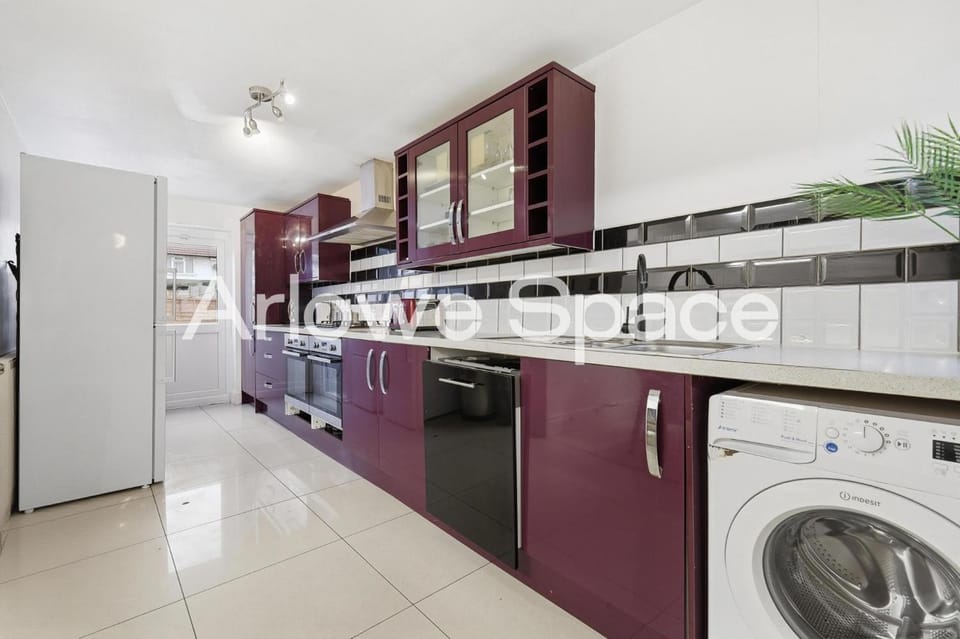 Spacious 4BR House Near Dagenham Heathway House in London