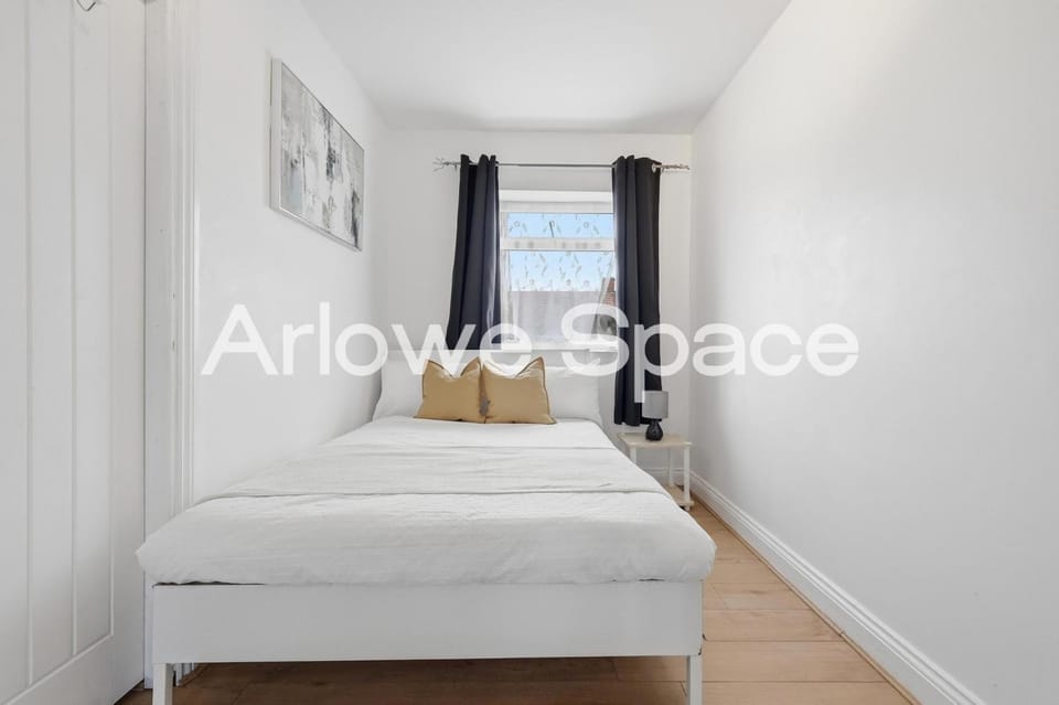 Spacious 4BR House Near Dagenham Heathway House in London