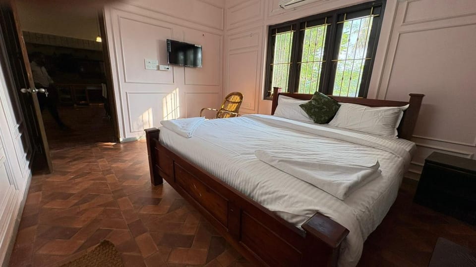 Bed, TV and multimedia