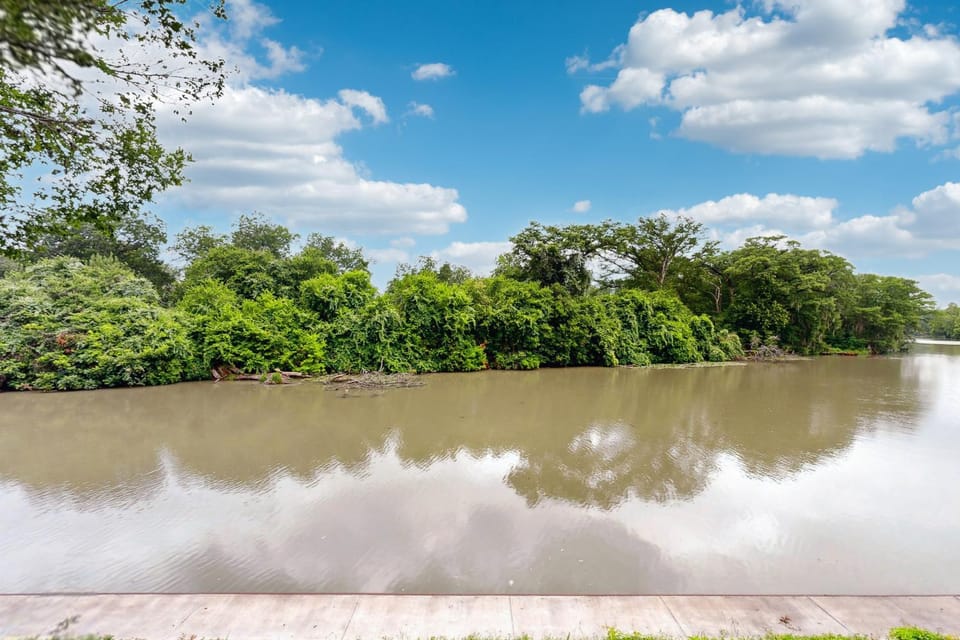 Riverfront retreat w/ wraparound deck, Movie Room, Firepit House in Seguin