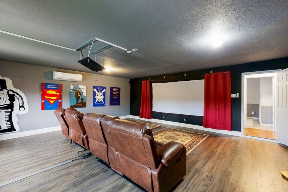 Riverfront retreat w/ wraparound deck, Movie Room, Firepit House in Seguin