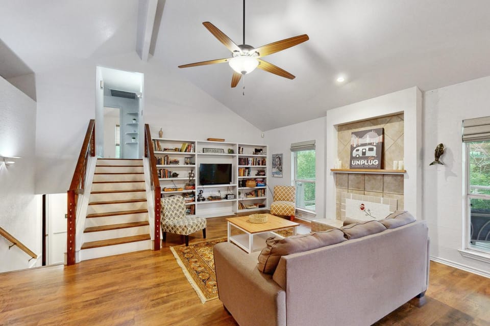 Riverfront retreat w/ wraparound deck, Movie Room, Firepit House in Seguin