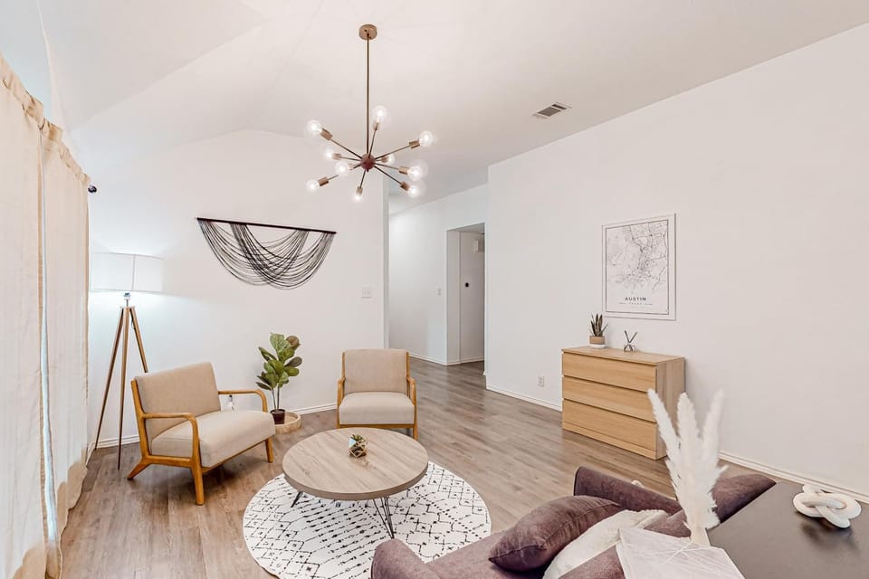 Beautiful dog-friendly home with fireplace, large yard, hammock, W/D, and AC House in Buda