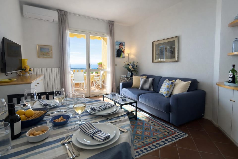 Living room, Food and drinks, Seating area, Dining area, Food