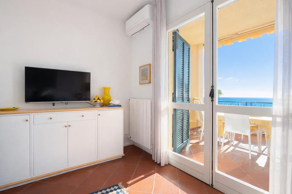 Communal lounge/ TV room, Natural landscape, TV and multimedia, View (from property/room), Balcony/Terrace, Kitchen or kitchenette, Dining area, Beach, Evening entertainment, Sea view