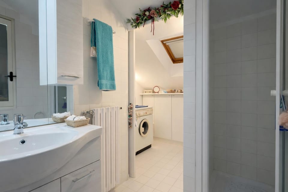 Shower, Bathroom, Bath, towels, washing machine, dryer