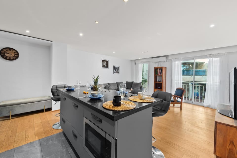 TV and multimedia, Kitchen or kitchenette, Living room, Seating area, Dining area