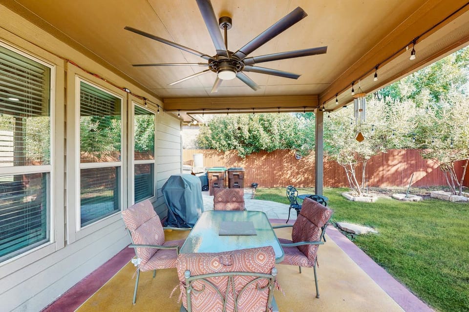 3BR Home w hot tub, foosball! Close to Six Flags House in San Antonio