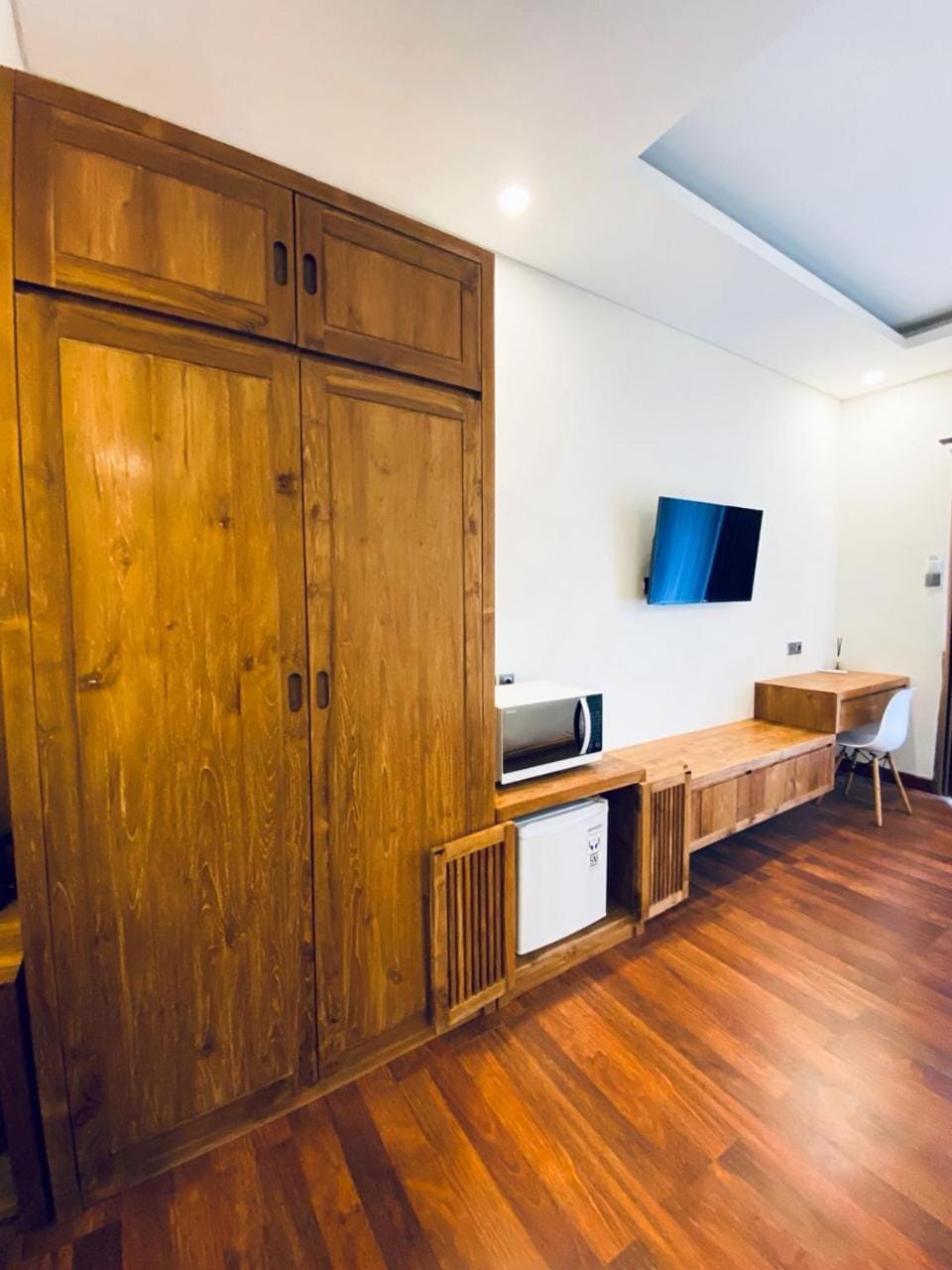 Property building, TV and multimedia, microwave, minibar, wardrobe