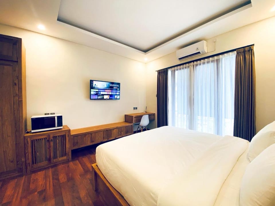 Property building, Communal lounge/ TV room, Bed, TV and multimedia, Photo of the whole room, Bedroom, microwave, air conditioner