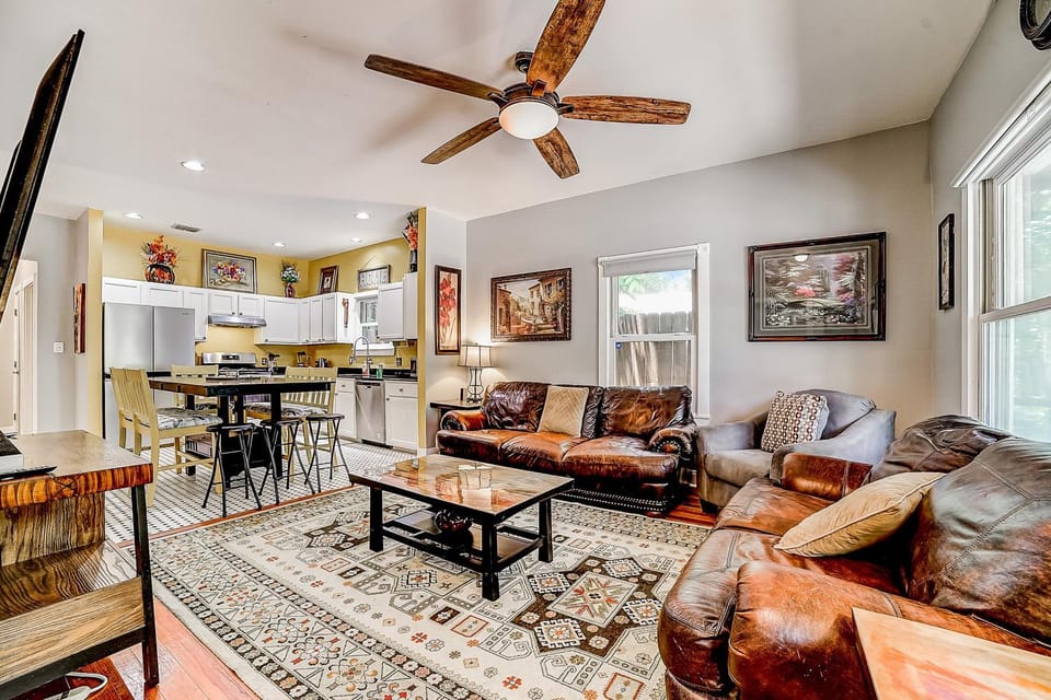 Dog-friendly home with large patio, W/D & central AC House in San Antonio