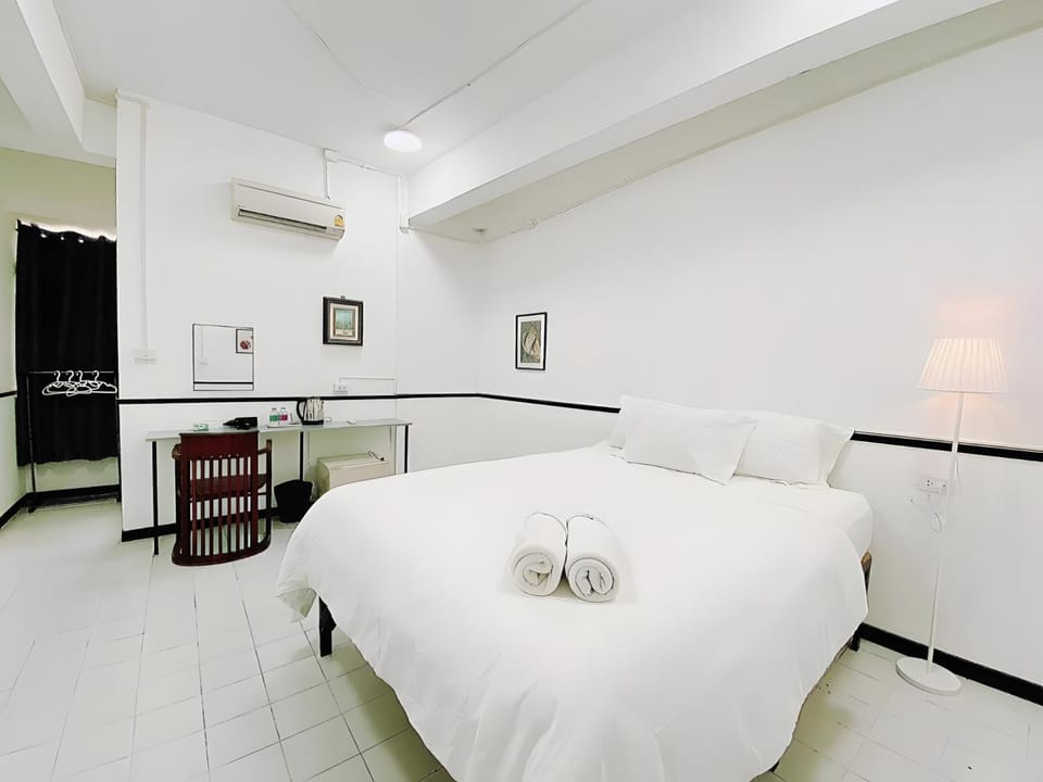 Bed, Photo of the whole room, Bedroom, air conditioner